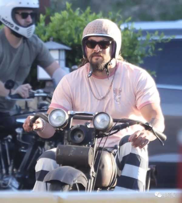 街拍丨粉色海王再次上线！杰森·莫玛在洛杉矶街头骑摩托-插图3