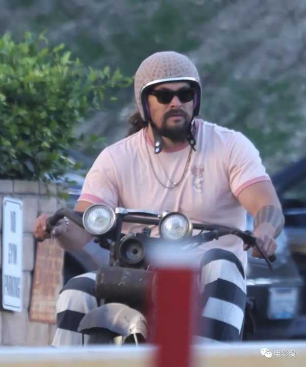 街拍丨粉色海王再次上线！杰森·莫玛在洛杉矶街头骑摩托-插图5