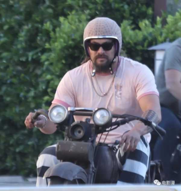 街拍丨粉色海王再次上线！杰森·莫玛在洛杉矶街头骑摩托-插图7