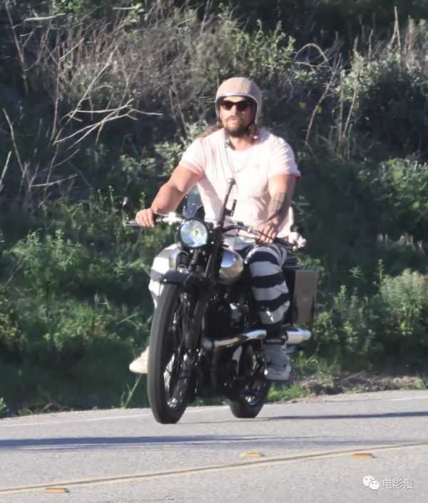 街拍丨粉色海王再次上线！杰森·莫玛在洛杉矶街头骑摩托-插图10
