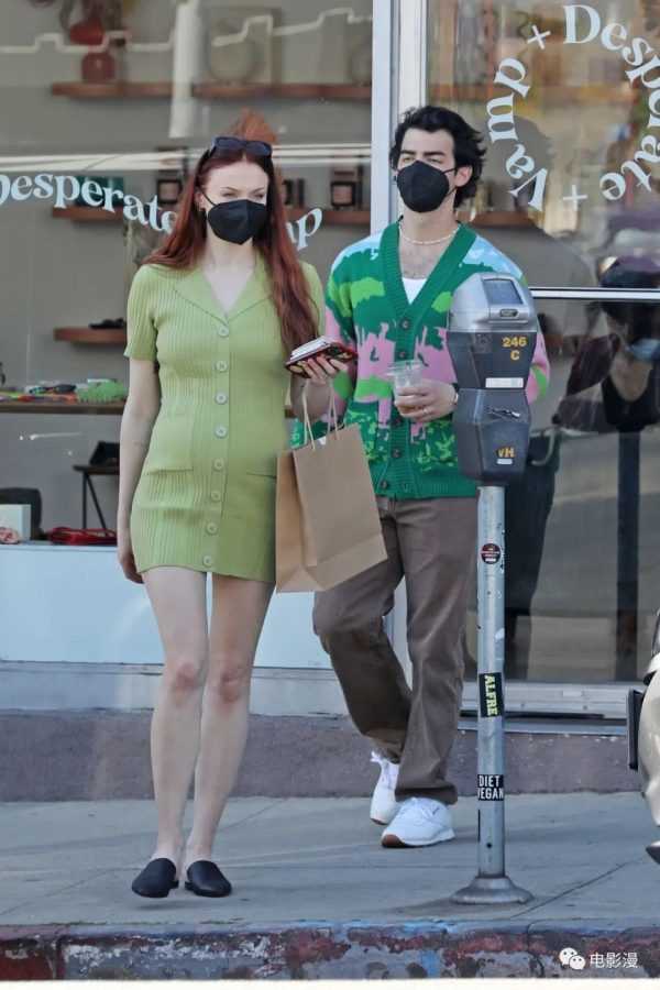 街拍丨索菲·特纳和老公二乔在洛杉矶外出用餐-插图2