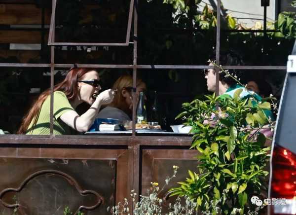 街拍丨索菲·特纳和老公二乔在洛杉矶外出用餐-插图9