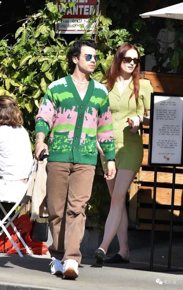 街拍丨索菲·特纳和老公二乔在洛杉矶外出用餐-插图15