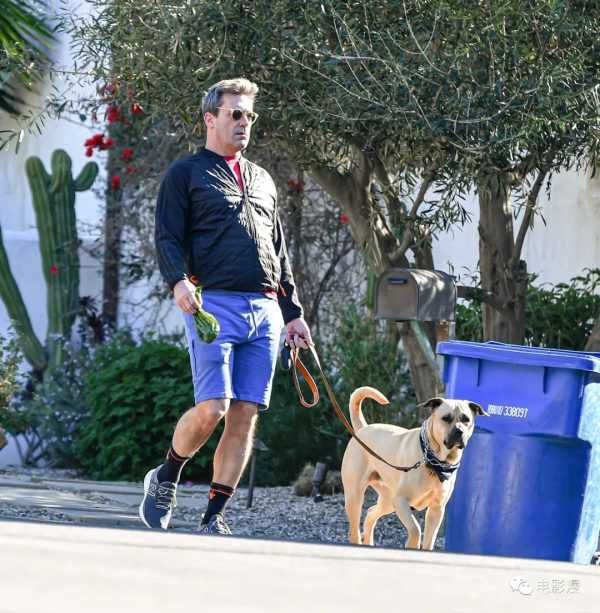 街拍丨乔恩·哈姆在洛杉矶街头遛狗，狗子镜头感很强-插图8