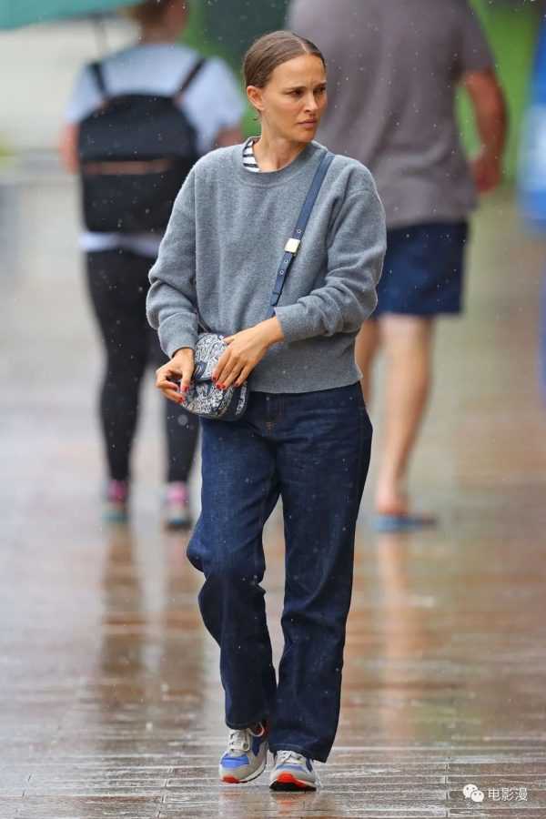 街拍丨娜塔莉·波特曼在悉尼冒雨外出购物-插图2