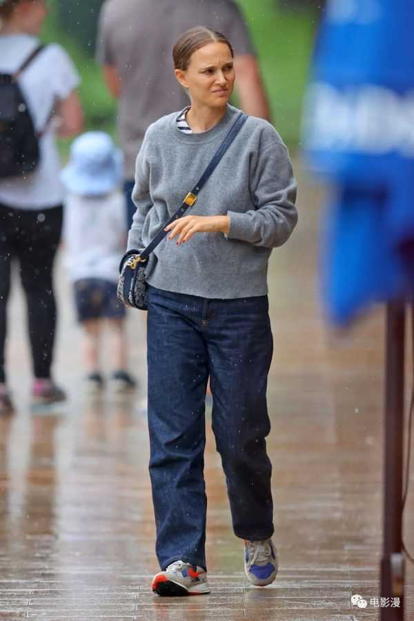 街拍丨娜塔莉·波特曼在悉尼冒雨外出购物-插图5