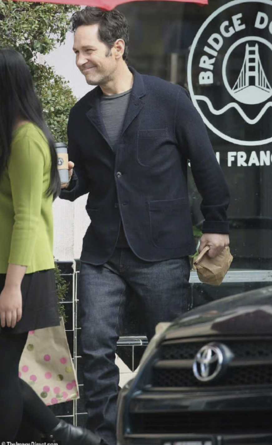 保罗·路德亮相漫威新片《蚁人3》洛杉矶片场，笑容可爱~-插图1
