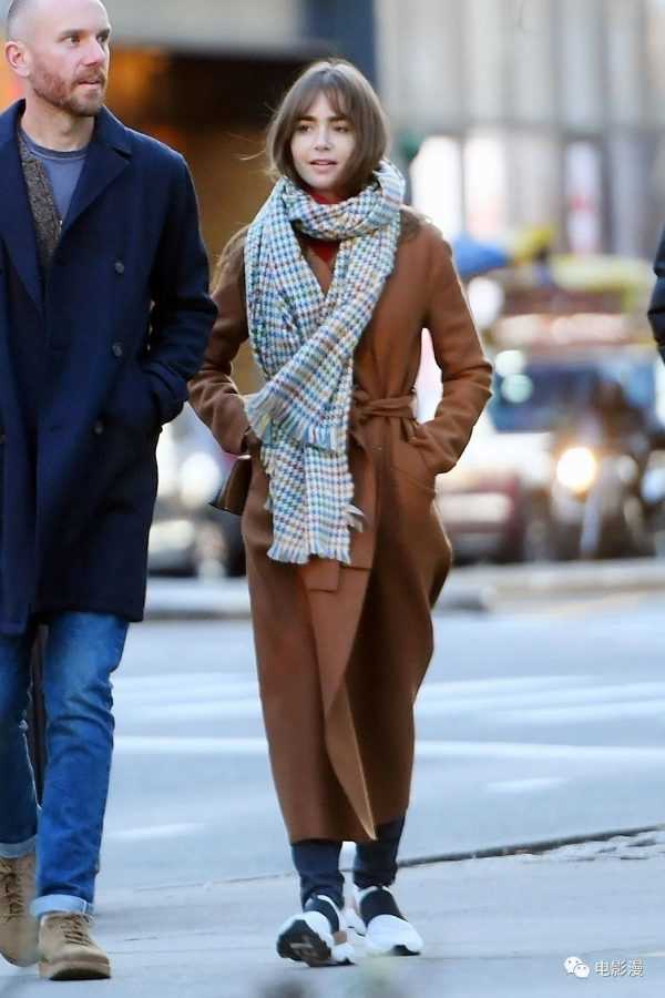街拍丨莉莉·柯林斯和老公查理在纽约街头-插图3
