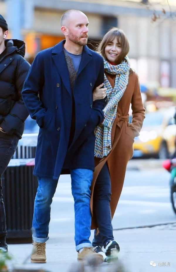 街拍丨莉莉·柯林斯和老公查理在纽约街头-插图4