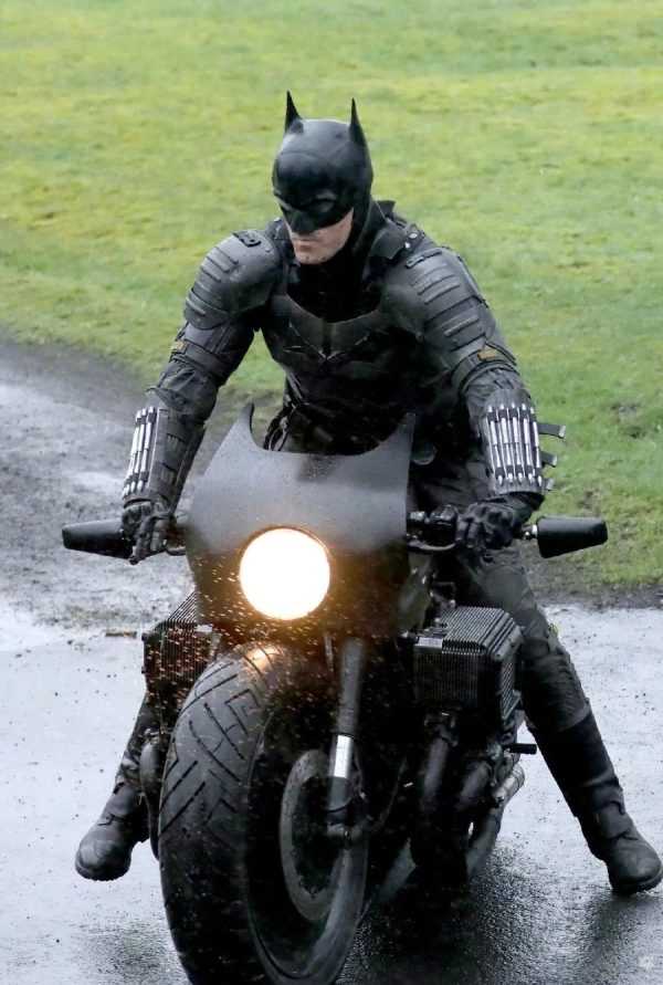 翻车了，一些蝙蝠侠和猫女摩托照-插图4
