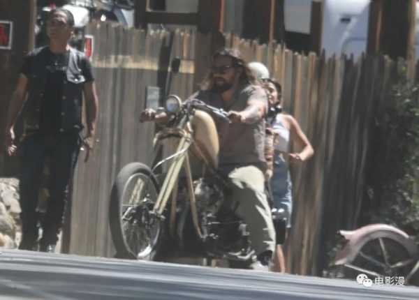 街拍丨“海王”杰森·莫玛在马里布街头骑摩托车-插图2