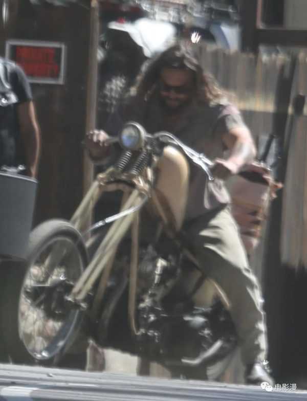 街拍丨“海王”杰森·莫玛在马里布街头骑摩托车-插图5