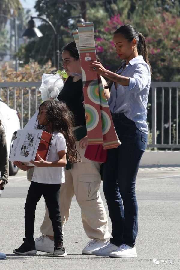 街拍丨佐伊·索尔达娜和孩子们拿着许多玩具现身洛杉矶街头-插图5
