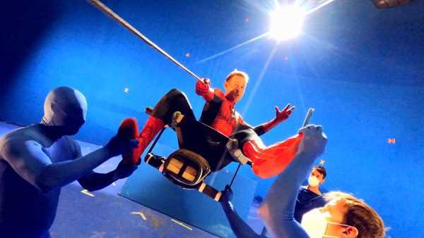 《蜘蛛侠：英雄无归》曝笑场镜头 加菲和托比“基情”相拥缩略图
