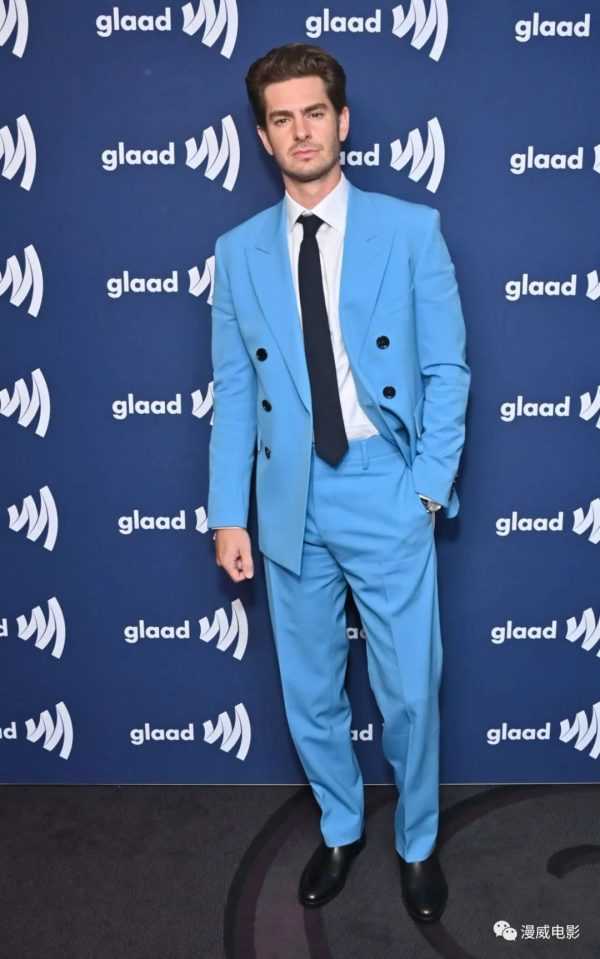 加菲上周出席GLAAD颁奖礼组图，蓝色西装也好好看-插图