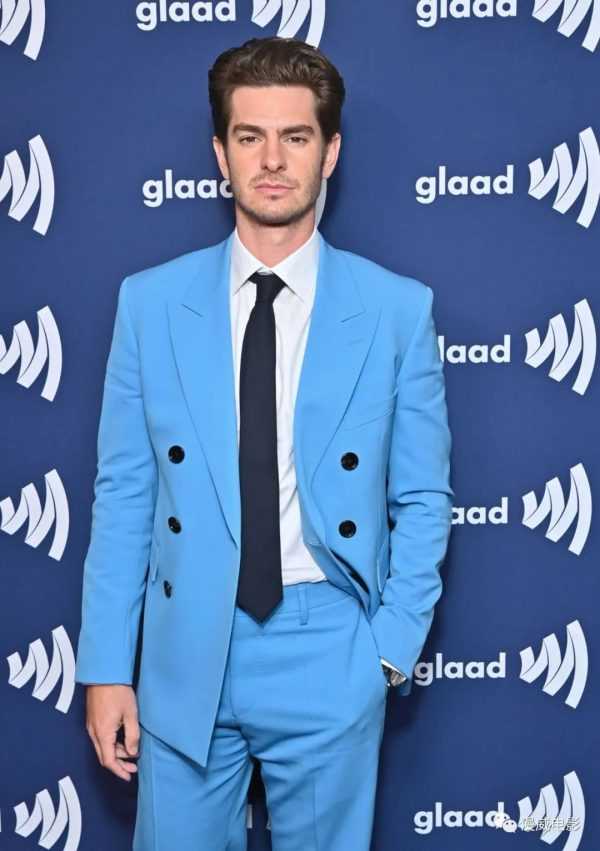 加菲上周出席GLAAD颁奖礼组图，蓝色西装也好好看-插图1