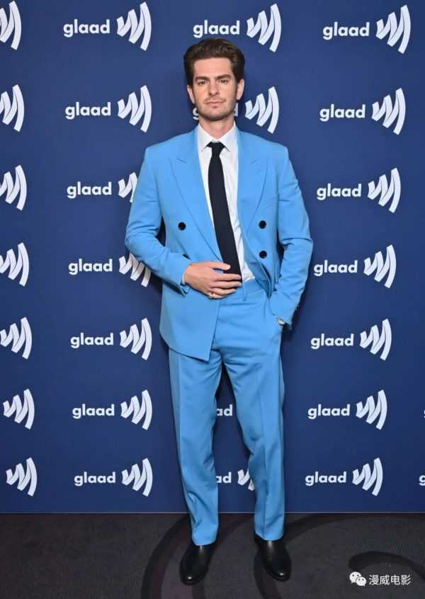 加菲上周出席GLAAD颁奖礼组图，蓝色西装也好好看-插图4