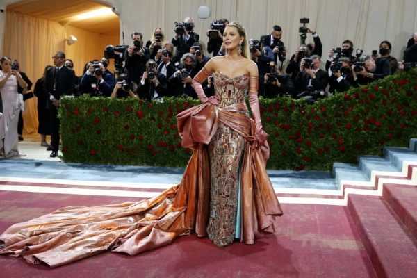 活动丨布莱克·莱弗利和老公雷诺兹出席Met Gala，好惊艳的装扮！-插图