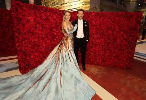 活动丨布莱克·莱弗利和老公雷诺兹出席Met Gala，好惊艳的装扮！-插图7