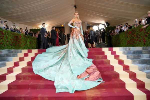 活动丨布莱克·莱弗利和老公雷诺兹出席Met Gala，好惊艳的装扮！-插图6