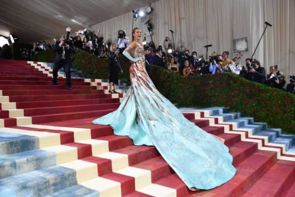 活动丨布莱克·莱弗利和老公雷诺兹出席Met Gala，好惊艳的装扮！-插图8