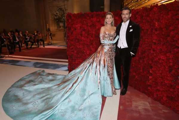 活动丨布莱克·莱弗利和老公雷诺兹出席Met Gala，好惊艳的装扮！-插图10