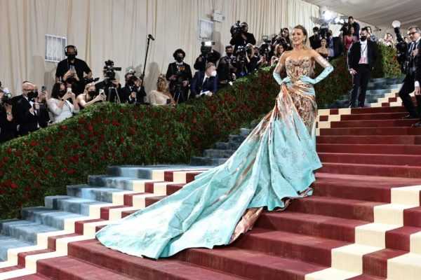 活动丨布莱克·莱弗利和老公雷诺兹出席Met Gala，好惊艳的装扮！-插图14