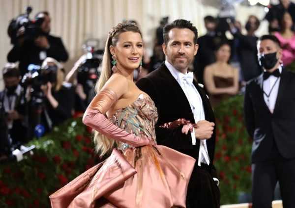 活动丨布莱克·莱弗利和老公雷诺兹出席Met Gala，好惊艳的装扮！-插图16