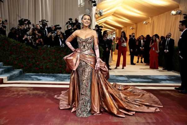 活动丨布莱克·莱弗利和老公雷诺兹出席Met Gala，好惊艳的装扮！-插图15