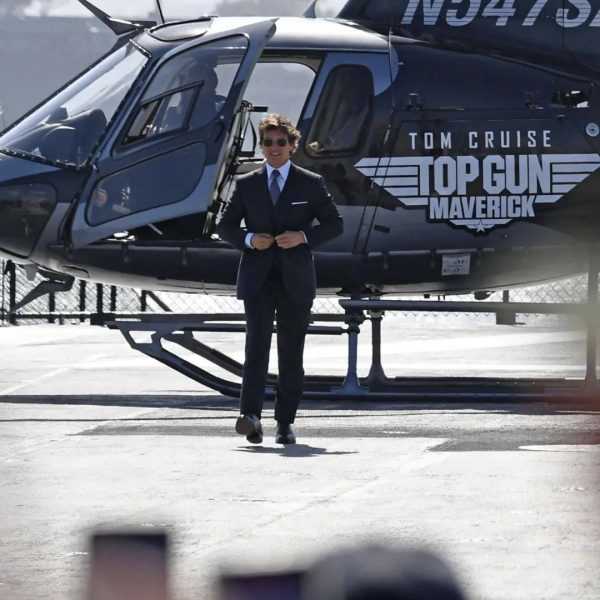 汤姆·克鲁斯自己开直升飞机，空降《壮志凌云2:独行侠》世界首映礼。缩略图