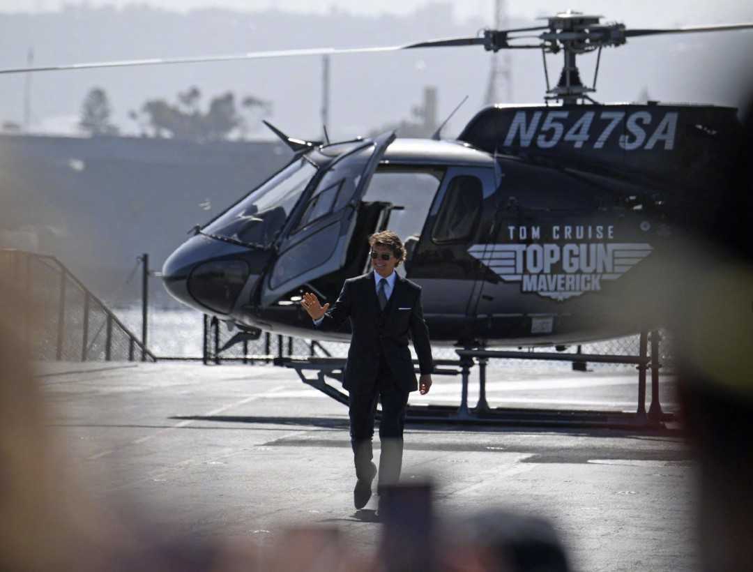 汤姆·克鲁斯自己开直升飞机，空降《壮志凌云2:独行侠》世界首映礼。-插图1