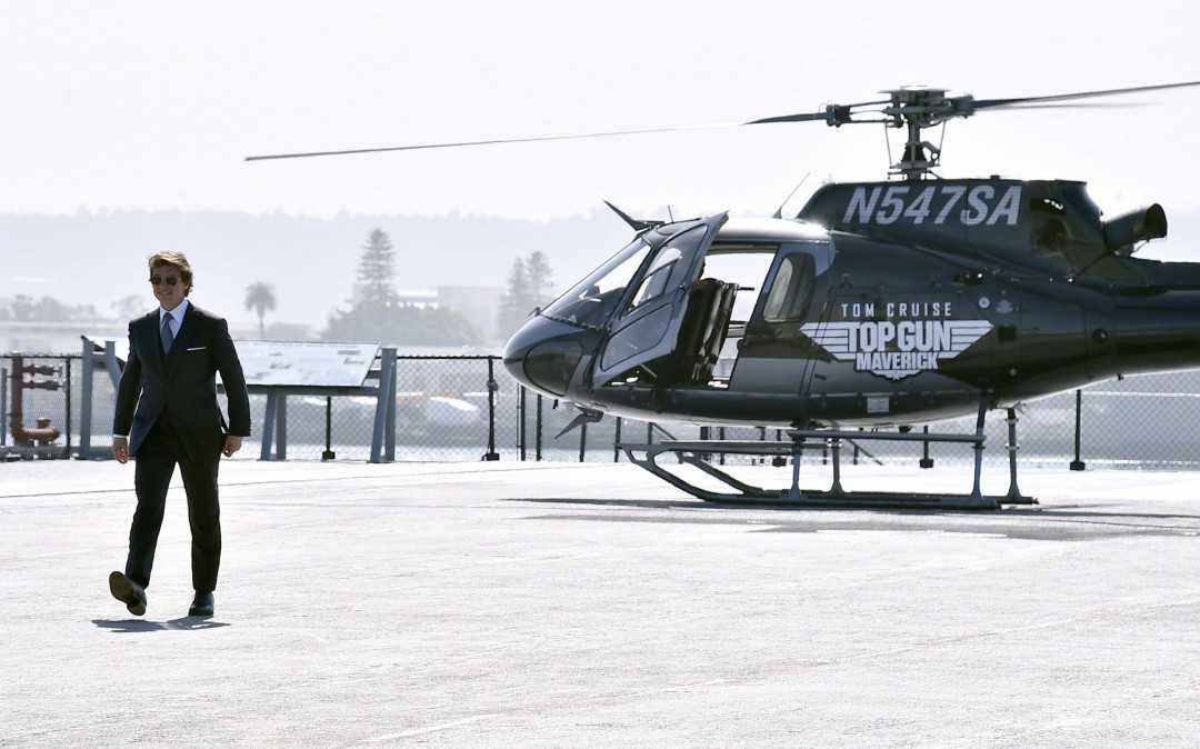 汤姆·克鲁斯自己开直升飞机，空降《壮志凌云2:独行侠》世界首映礼。-插图2