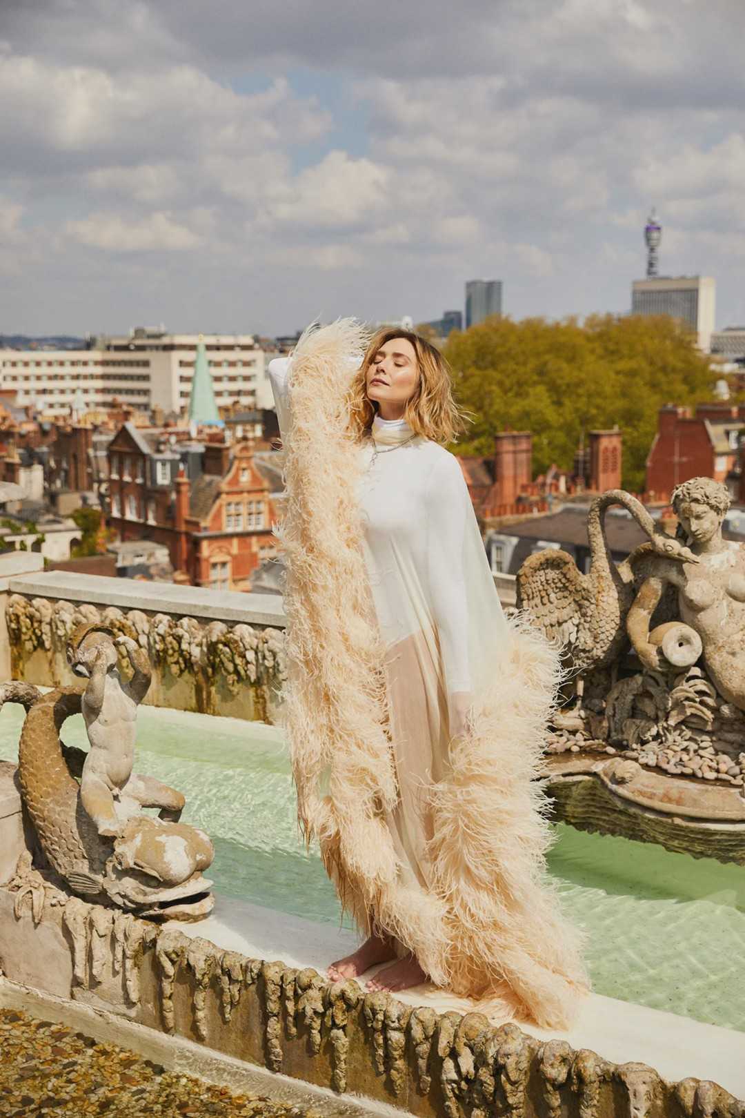 奥妹儿为《Harper's BAZAAR》UK拍摄的写真-插图3