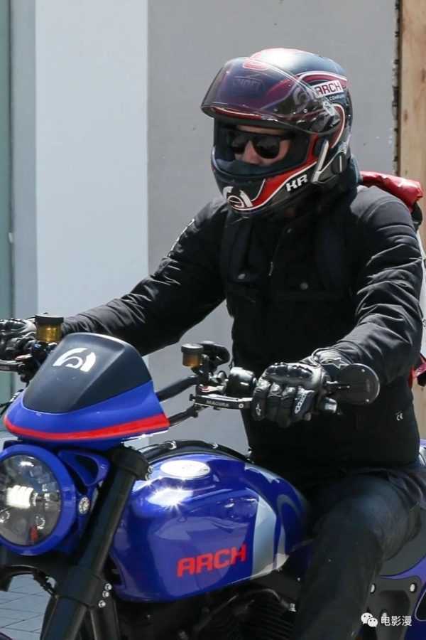 街拍丨基努·里维斯在马里布外出骑摩托，有John Wick内味儿不？-插图7