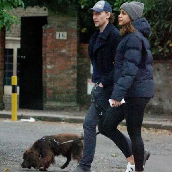抖森和未婚妻一起在伦敦外出遛狗缩略图