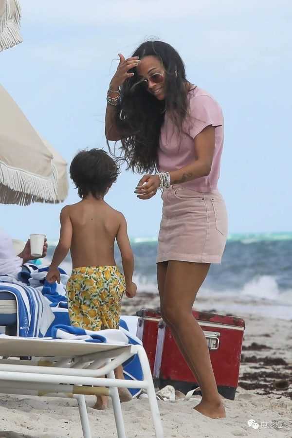街拍丨佐伊·索尔达娜带孩子在迈阿密海滩玩耍-插图3