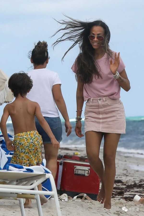 街拍丨佐伊·索尔达娜带孩子在迈阿密海滩玩耍-插图7