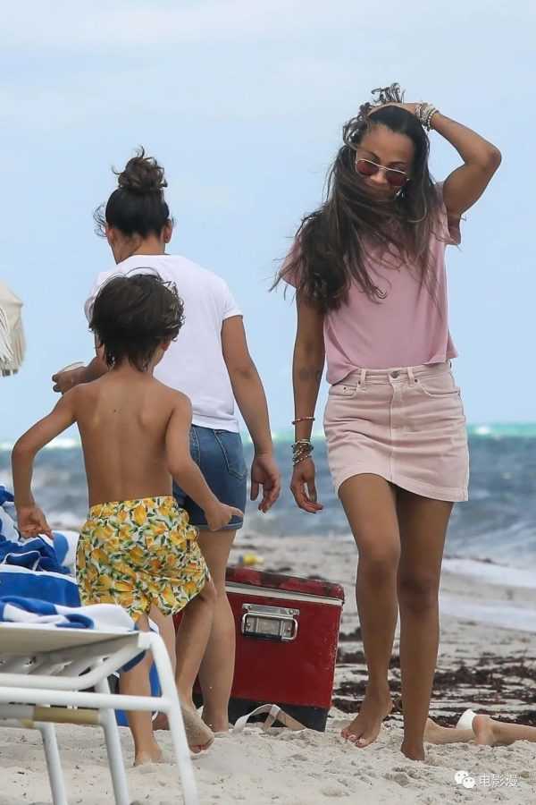 街拍丨佐伊·索尔达娜带孩子在迈阿密海滩玩耍-插图10