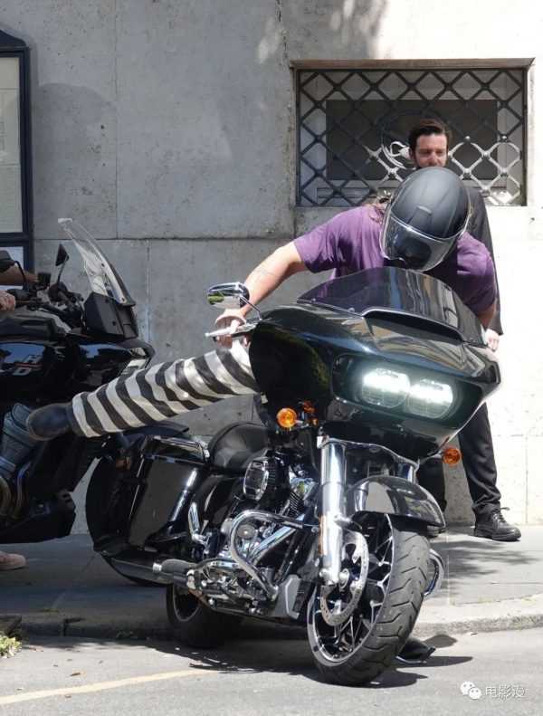 街拍丨杰森·莫玛在拍摄《速度与激情10》期间骑摩托外出-插图1