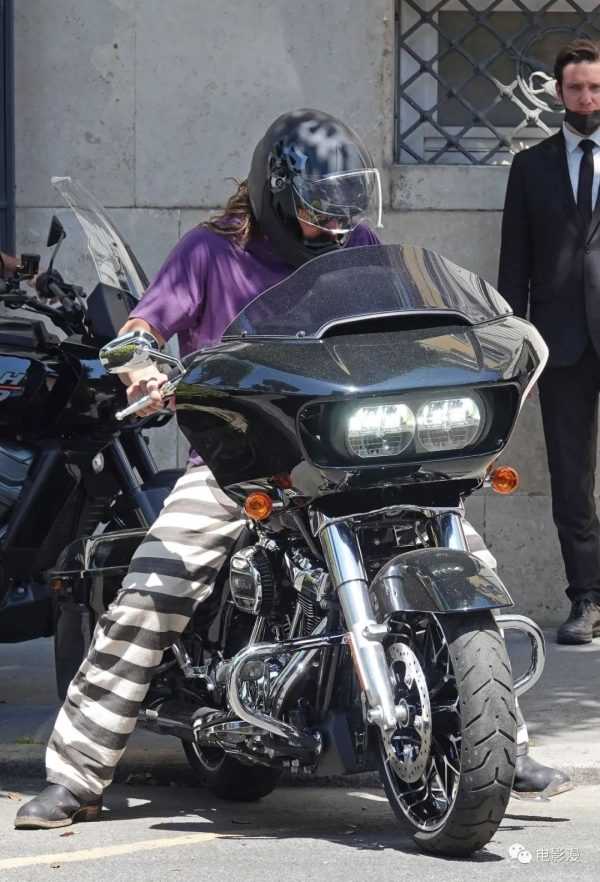 街拍丨杰森·莫玛在拍摄《速度与激情10》期间骑摩托外出-插图2