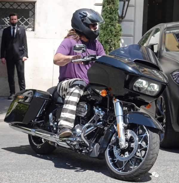 街拍丨杰森·莫玛在拍摄《速度与激情10》期间骑摩托外出-插图4