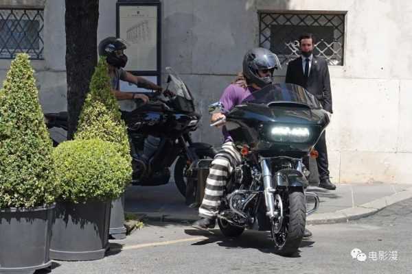 街拍丨杰森·莫玛在拍摄《速度与激情10》期间骑摩托外出-插图7