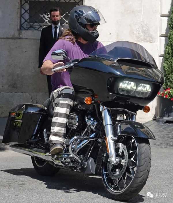 街拍丨杰森·莫玛在拍摄《速度与激情10》期间骑摩托外出-插图6