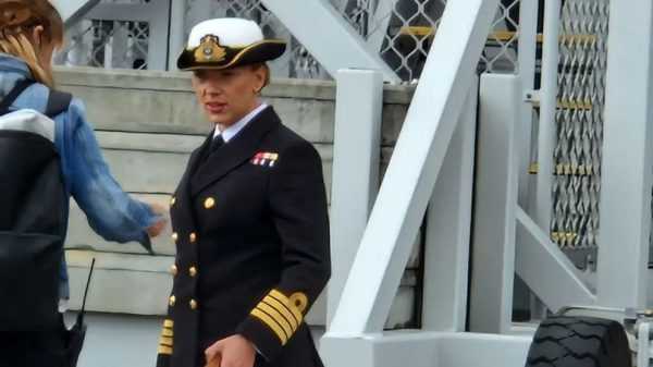 斯嘉丽·约翰逊出现在新电影片场，她将饰演一名皇家海军上尉-插图