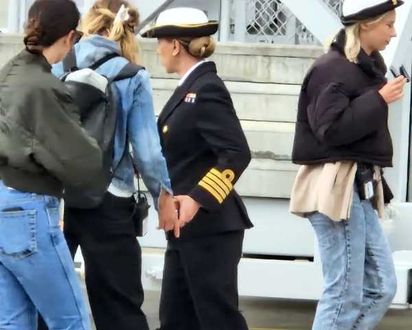 斯嘉丽·约翰逊出现在新电影片场，她将饰演一名皇家海军上尉-插图1