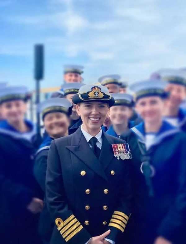 斯嘉丽·约翰逊出现在新电影片场，她将饰演一名皇家海军上尉-插图5