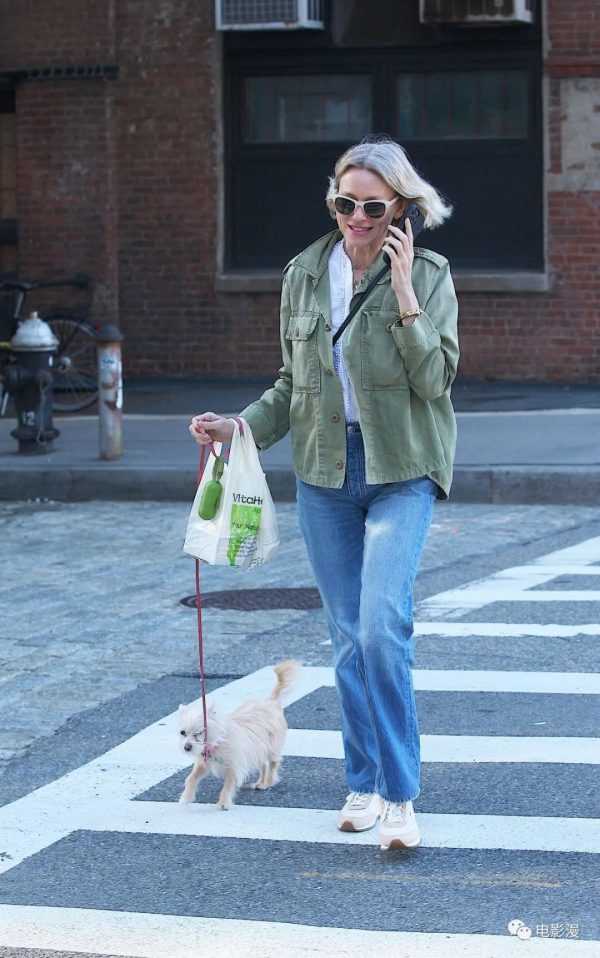 街拍丨娜奥米·沃茨在纽约街头遛狗，讲电话讲得喜笑颜开-插图2