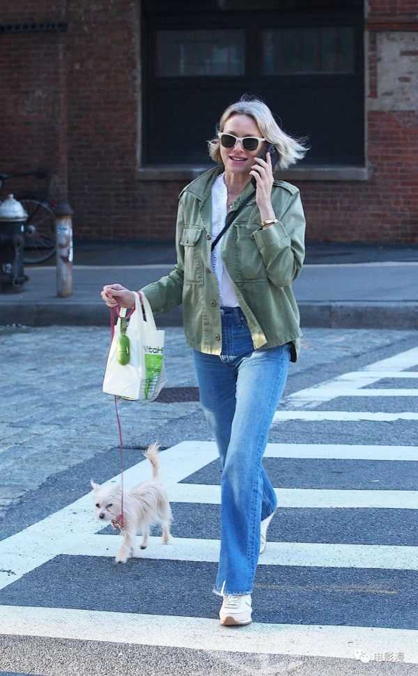 街拍丨娜奥米·沃茨在纽约街头遛狗，讲电话讲得喜笑颜开-插图4