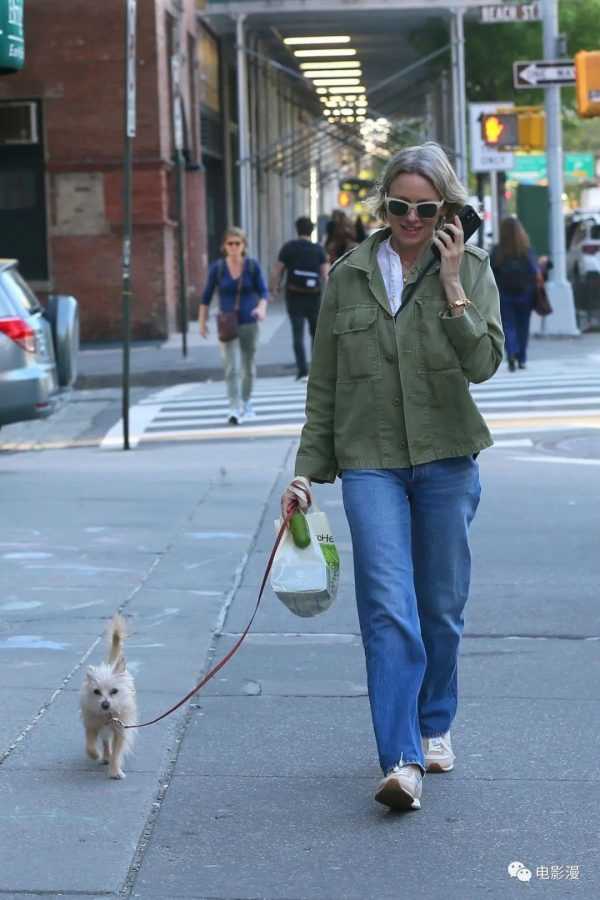 街拍丨娜奥米·沃茨在纽约街头遛狗，讲电话讲得喜笑颜开-插图5