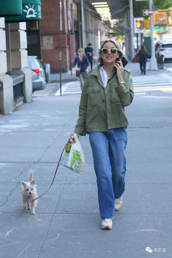 街拍丨娜奥米·沃茨在纽约街头遛狗，讲电话讲得喜笑颜开-插图6